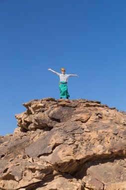 silah Çölü'nde büyük kayanın üzerine yayılan turizm