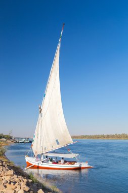 Nil kıyısında üzerinde Felucca
