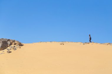 Çölde yürüyen Nubia'lı adam