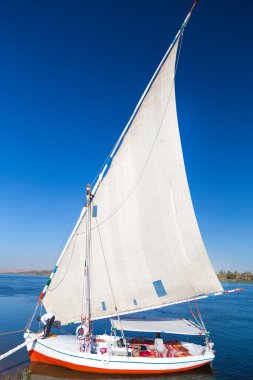 Nil kıyısında üzerinde Felucca