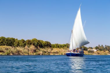 Nil kıyısında üzerinde Felucca