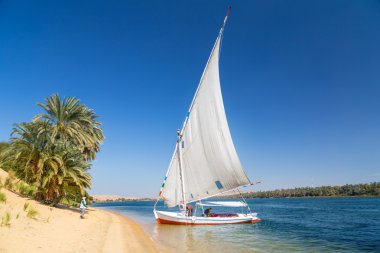 Nil kıyısında üzerinde Felucca