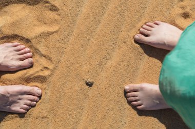 Erkek ve kadın çıplak ayak kum