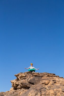 silah Çölü'nde büyük kayanın üzerine yayılan turizm