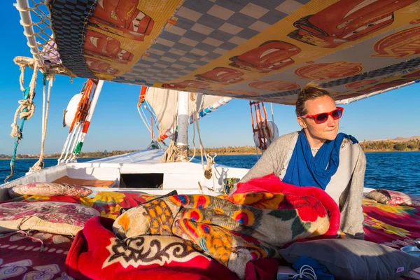 Turista desfrutando de viagem felucca — Fotografia de Stock