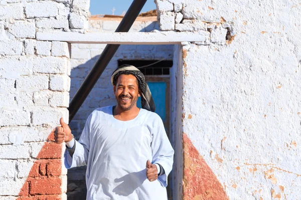 Nubiska man står framför huset — Stockfoto