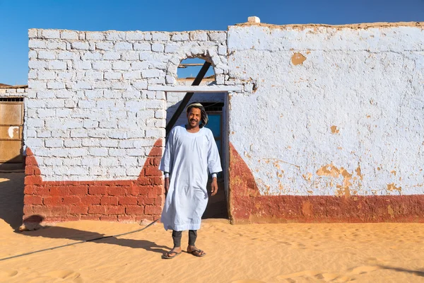 Nubian człowieka stojącego przed domem — Zdjęcie stockowe