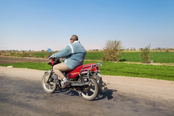 Człowiek jazda na motocyklu — Zdjęcie stockowe