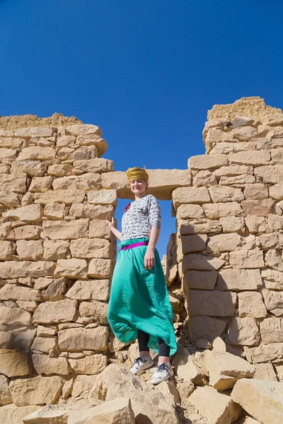 Turista posando na frente da casa arruinada — Fotografia de Stock