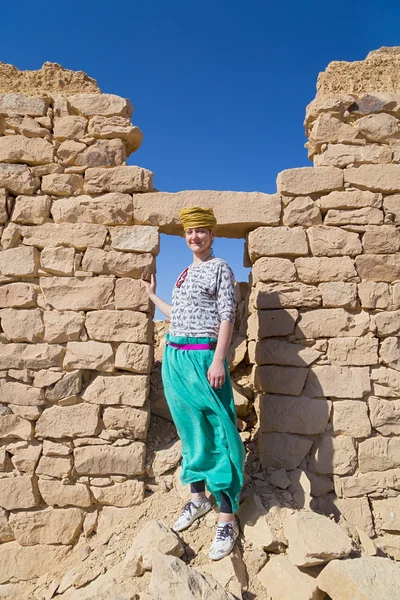 Tourist posiert vor verfallenem Haus — Stockfoto