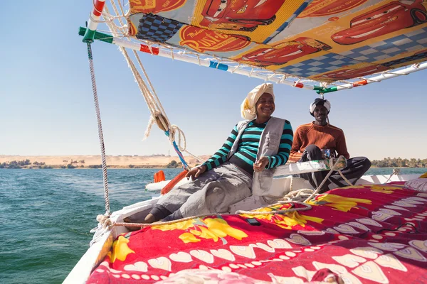 Equipaggio di navigazione felucca in viaggio sul Nilo — Foto Stock