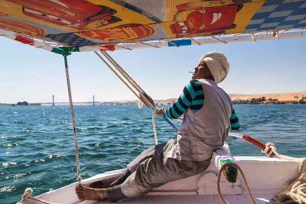 Felucca sailing crew member holding ropes — Stock Photo, Image