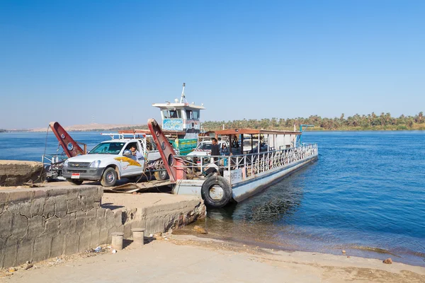 Auto's rijden van de ferry — Stockfoto