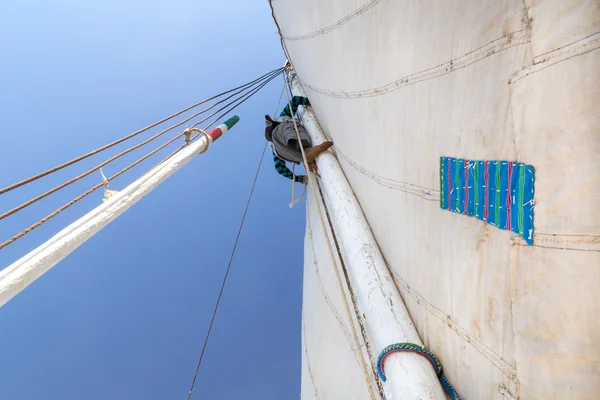 Man climbing mast on felucca — Stock Photo, Image