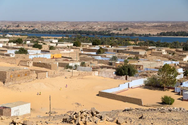 Niños jugando en el desierto de arena —  Fotos de Stock