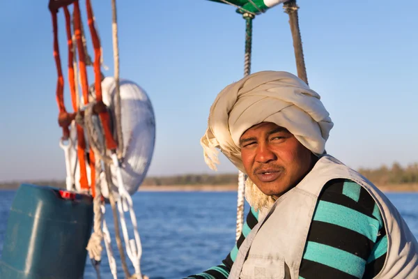 Besättningen man seglar på felucca — Stockfoto