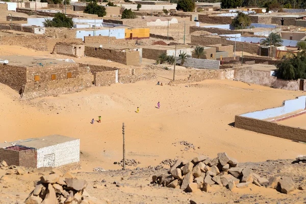 Bambini che giocano nel deserto sabbioso — Foto Stock