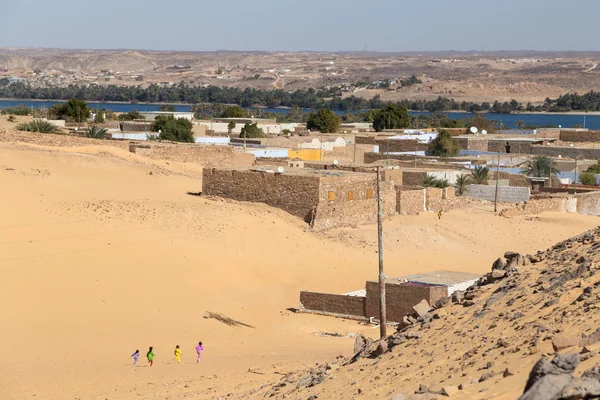 Kids running on sandy desert — Stock Photo, Image