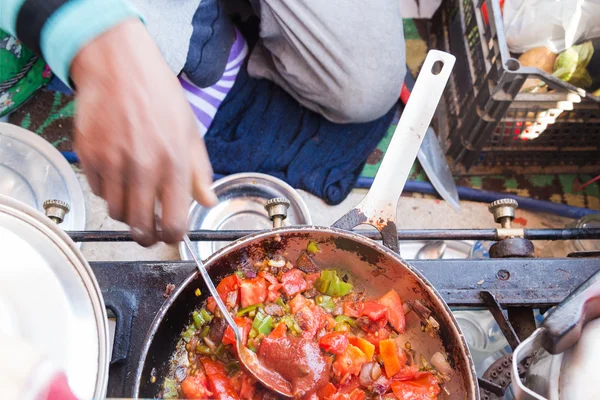 Man voorbereiding lunch, Egypte — Stockfoto