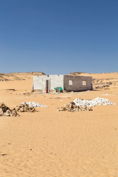 Заброшенное здание в пустыне — стоковое фото