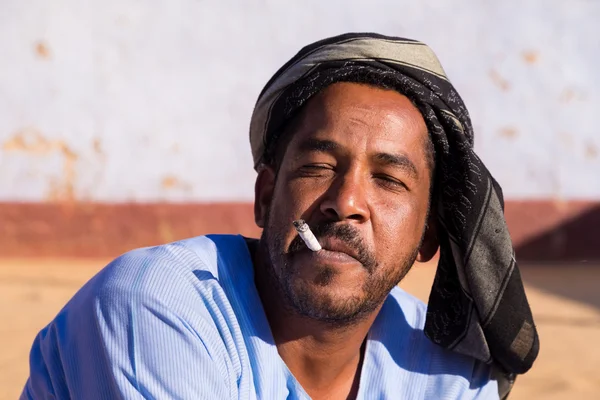 Nubian man smoking cigarette — Stock Photo, Image