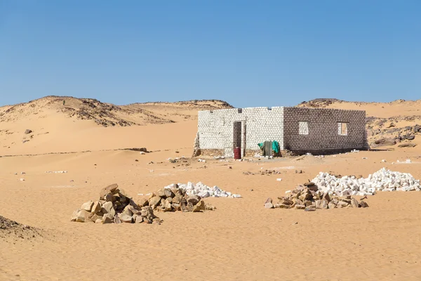 Verlaten gebouw in woestijn — Stockfoto