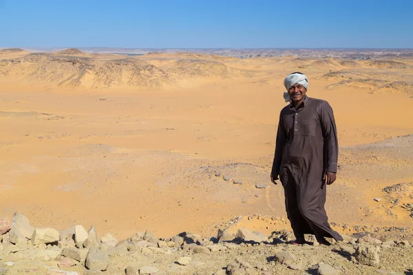 Nubian man  standing in desert — Stock Photo, Image