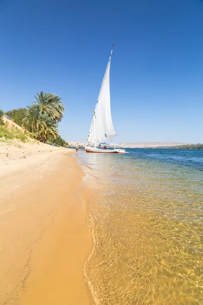 Felucca на березі Нілу — стокове фото
