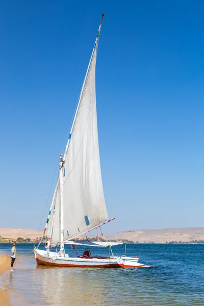 Felucca en la orilla del Nilo — Foto de Stock