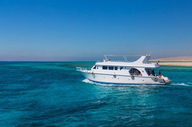 Cennet Adası'na turist taşıyan tekne