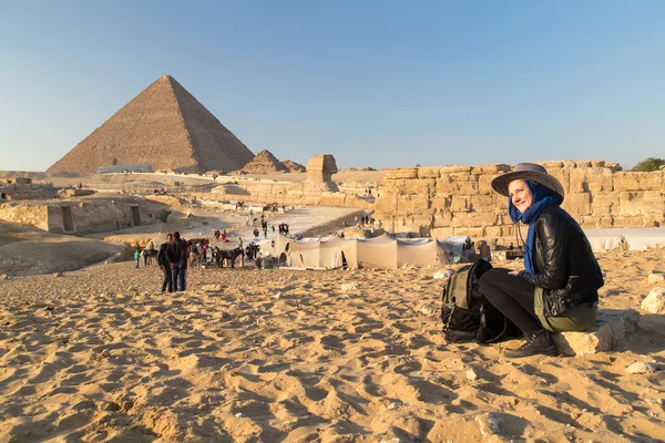 Giza taşına oturan turist — Stok fotoğraf