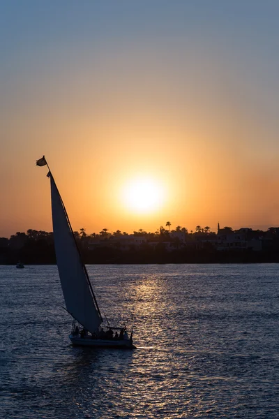 Segelbåt på Luxor under solnedgången — Stockfoto