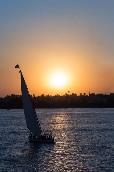 Veleiro em Luxor durante o pôr do sol — Fotografia de Stock