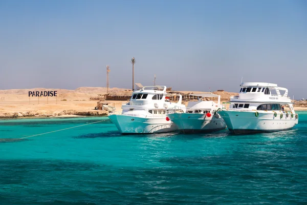 Boats docked at Paradise Island — Stock Photo, Image