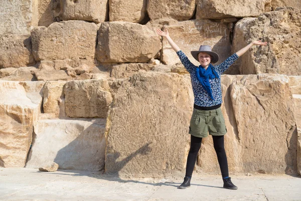 Turista posando na frente da Grande Pirâmide de Gizé — Fotografia de Stock