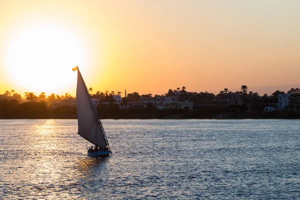 Zeilboot in Luxor tijdens zonsondergang — Stockfoto