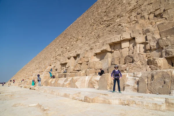 A következő reptér környékén: A Gízai nagy piramis turisták — Stock Fotó