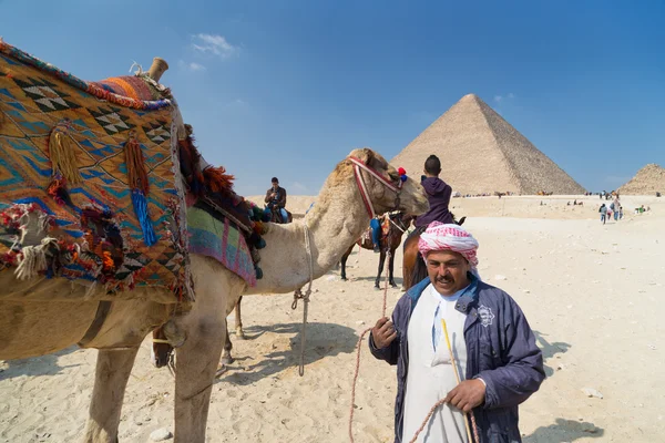 Hombre alquiler de camello a turista —  Fotos de Stock