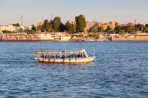 Turist båtar på Luxor waterfront — Stockfoto