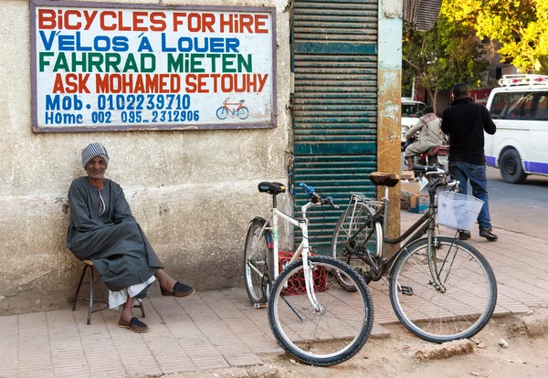 Man renting bikes on street — Stock Photo, Image