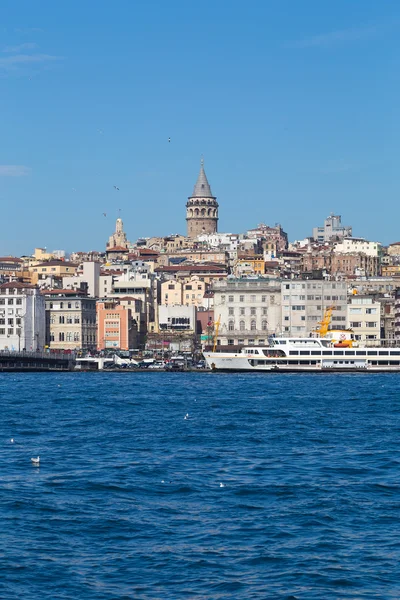 Tengerparti kilátás a Galata-torony — Stock Fotó