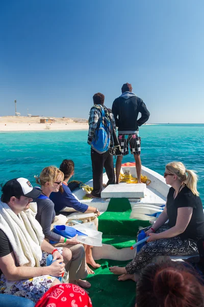 Turister på dyk båt gå snorkling — Stockfoto