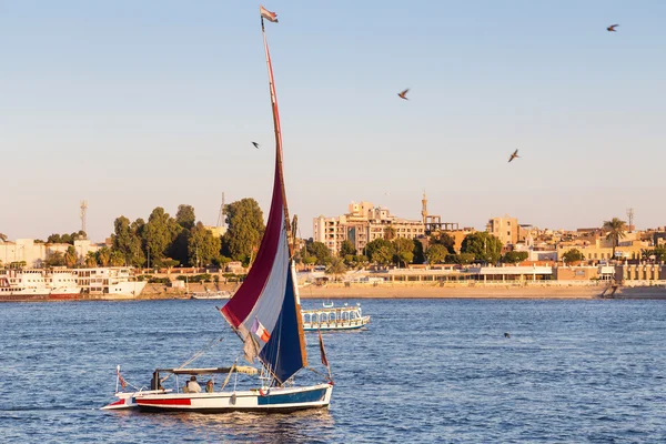 Touristenboote am Ufer von Luxor — Stockfoto