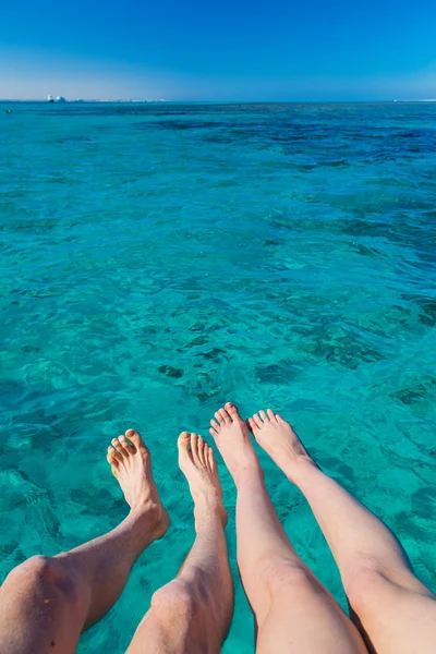 Man en vrouw zonnebaden benen — Stockfoto