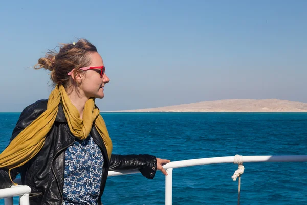 Mujer disfrutando de un paseo en barco —  Fotos de Stock