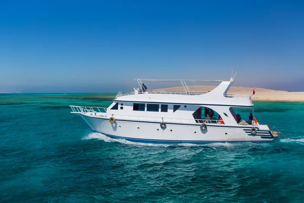 Bateau transportant des touristes à Paradise Island — Photo