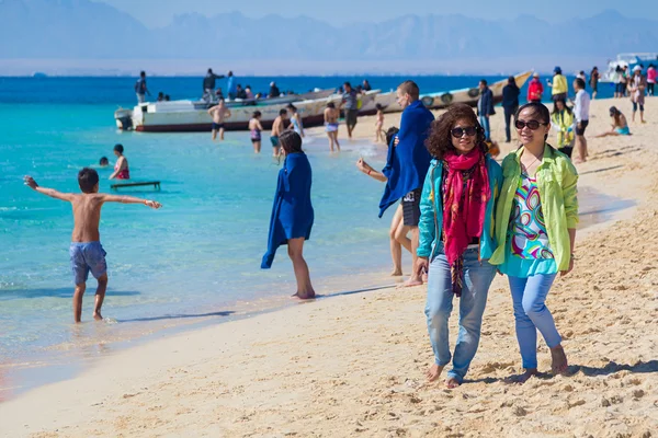 Girls taking a walk at Paradise island — Stock Photo, Image