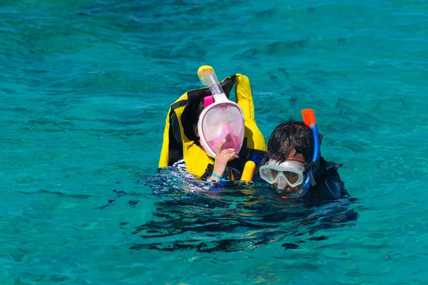 Tourist learning to snorkel with guide — Stock Photo, Image