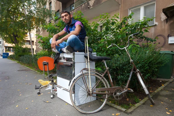 Uomo in posa per la macchina fotografica a discarica — Foto Stock