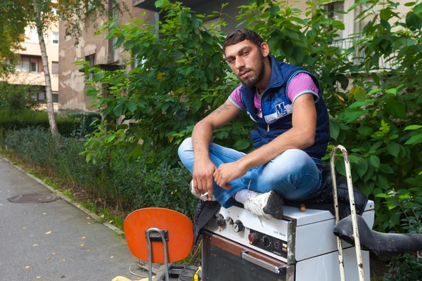Mann posiert auf Müllhalde für Kamera — Stockfoto